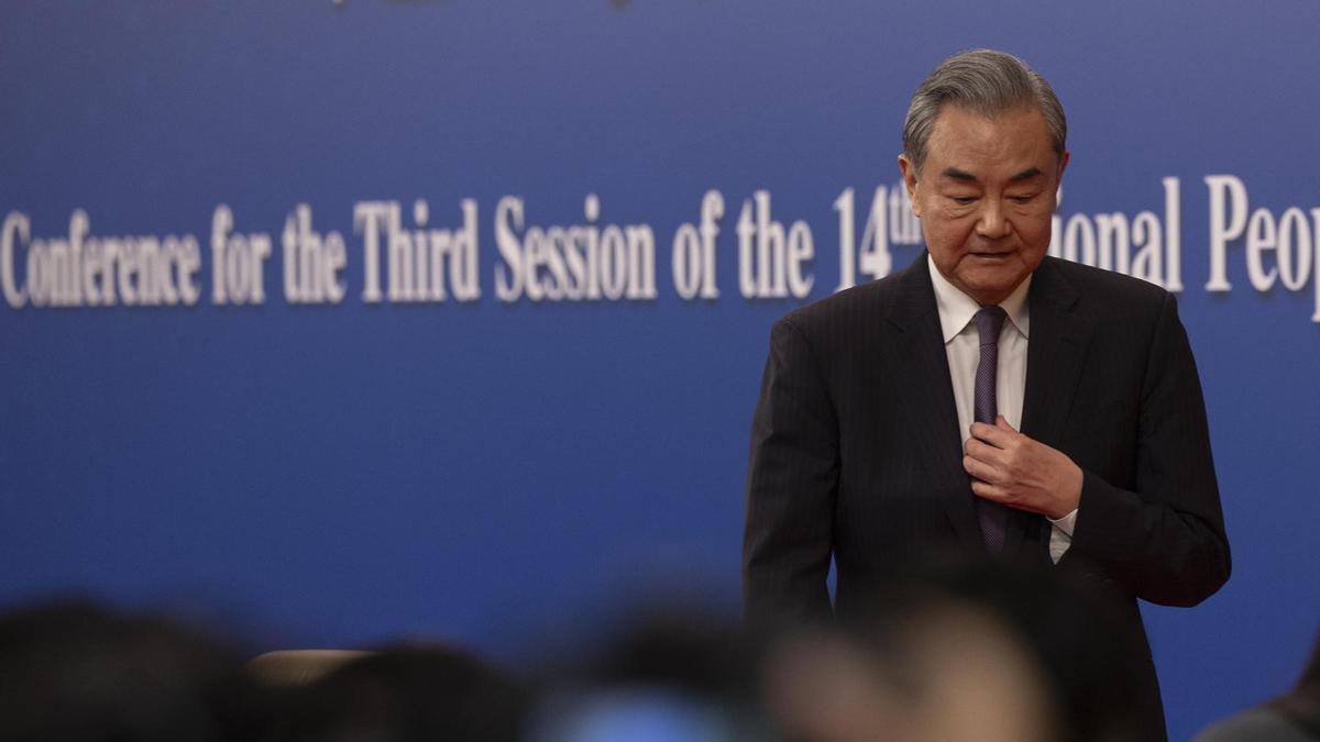 El canciller chino, Wang Yi, tras la comparecencia.