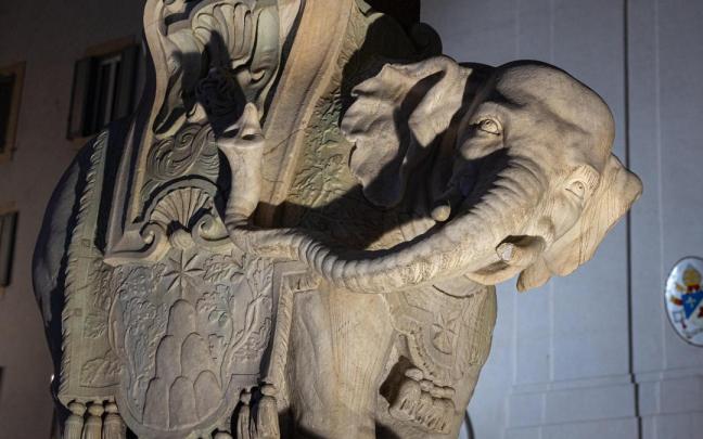 El elefante de Bernini, en Roma, con el colmillo dañado.