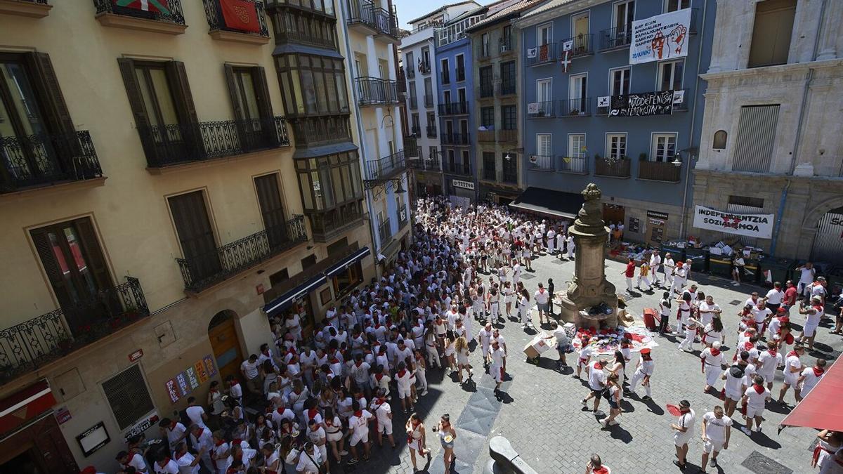 Los sanfermineros han tenido que buscar la sombra para echar el vermú este sábado.
