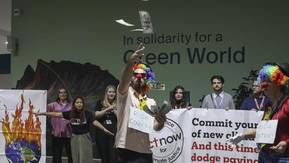 Activistas climáticos protestan en Bakú durante la COP29.