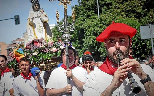 A los pies de la Virgen, por la inclusión A los pies de la Virgen, por la inclusión