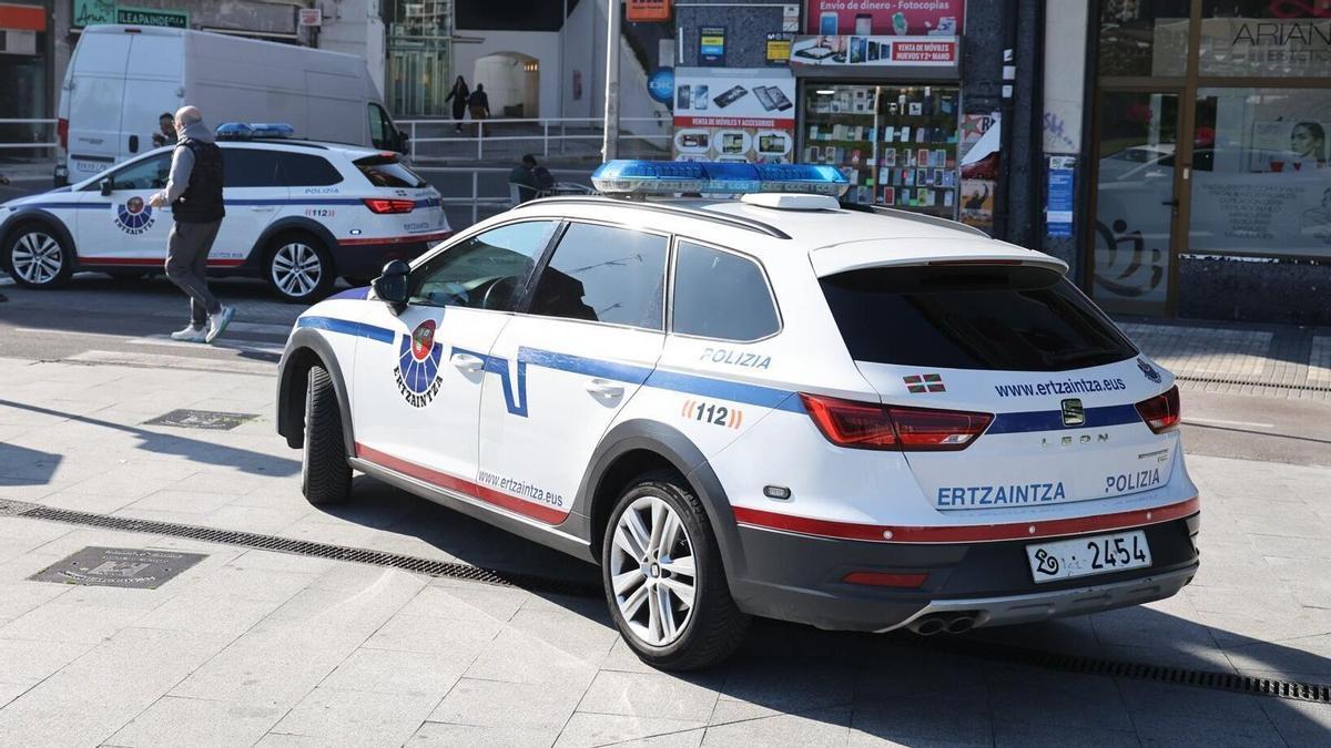 La Ertzaintza investiga la implicacion de las tres personas identificadas en los robos.