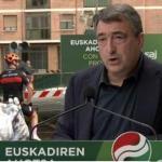 Aitor Esteban durante el acto electoral celebrado ante le paso a nivel de Zorroza.