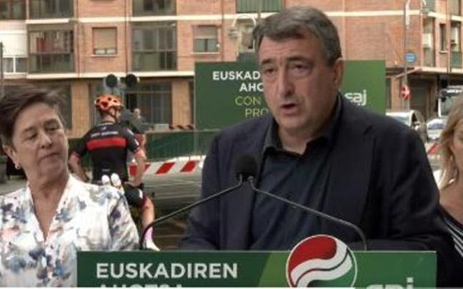 Aitor Esteban durante el acto electoral celebrado ante le paso a nivel de Zorroza.