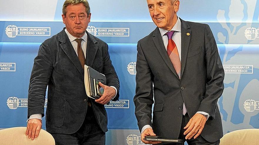Bingen Zupiria y Josu Erkoreka, en la rueda de prensa de ayer tras el Consejo de Gobierno. | FOTO: EFE