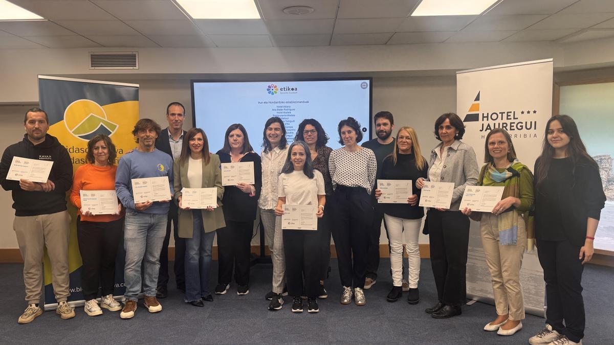 Representantes de las distintas entidades que han recibido el distintivo, durante el acto celebrado en el hotel Jauregui.