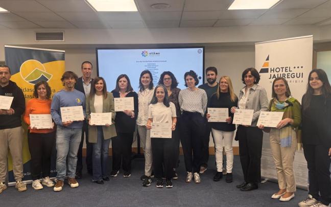 Representantes de las distintas entidades que han recibido el distintivo, durante el acto celebrado en el hotel Jauregui.