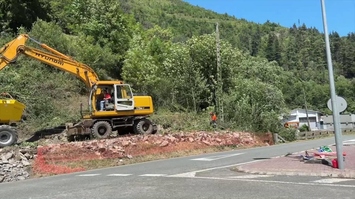 Las excavadoras trabajan en las obras del colector y el nuevo tramo de bidegorri.