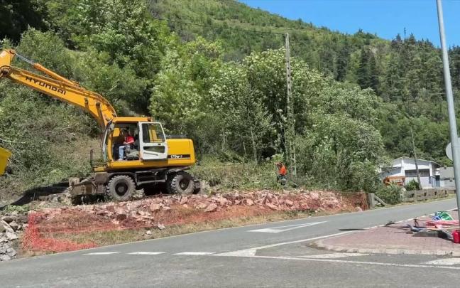 Las excavadoras trabajan en las obras del colector y el nuevo tramo de bidegorri. / A.D. Las excavadoras trabajan en las obras del colector y el nuevo tramo de bidegorri.