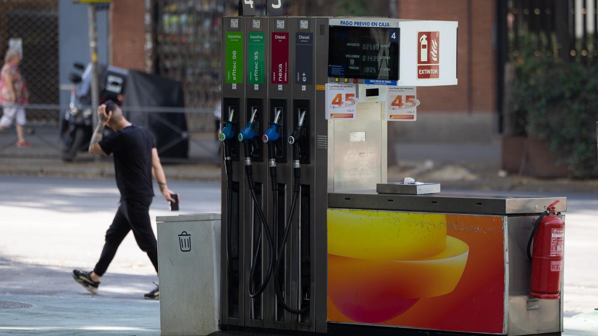 Surtidores de combustible en una gasolinera.