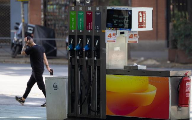 Surtidores de combustible en una gasolinera.