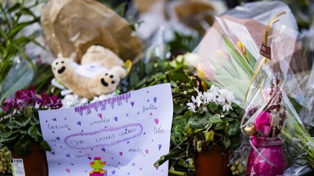 Homenaje a los fallecidos en un incendio en una estación de esquí suiza.