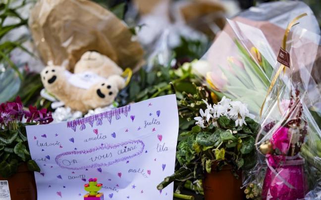 Homenaje a los fallecidos en un incendio en una estación de esquí suiza.
