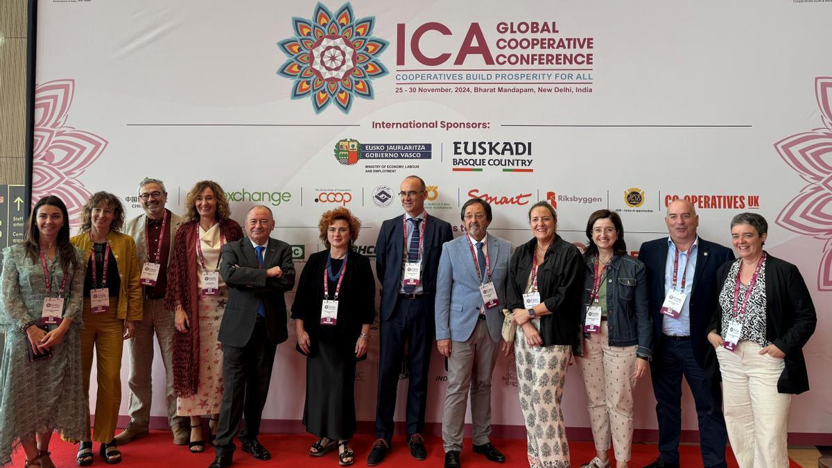 La delegación vasca en la Conferencia Cooperativa Global celebrada en Nueva Delhi, India.