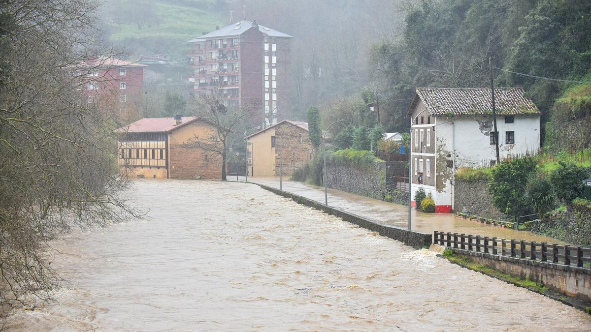 Vista del barrio azpeitiarra de la Magdalena, inundado por las aguas del río Urola en la crecida de febrero de 2024.