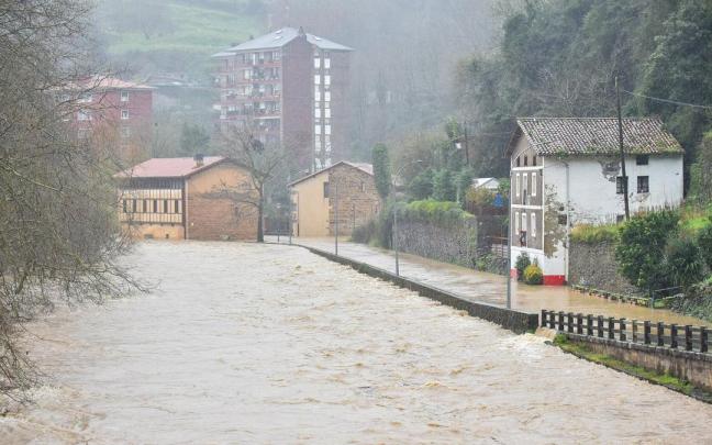 Vista del barrio azpeitiarra de la Magdalena, inundado por las aguas del río Urola en la crecida de febrero de 2024.