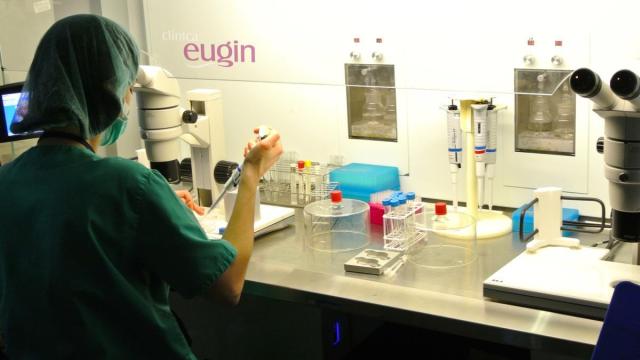 Imagen de un profesional sanitario en un laboratorio