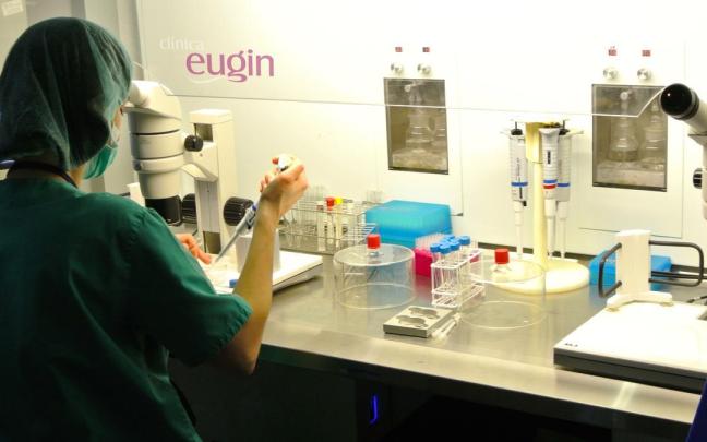 Imagen de un profesional sanitario en un laboratorio