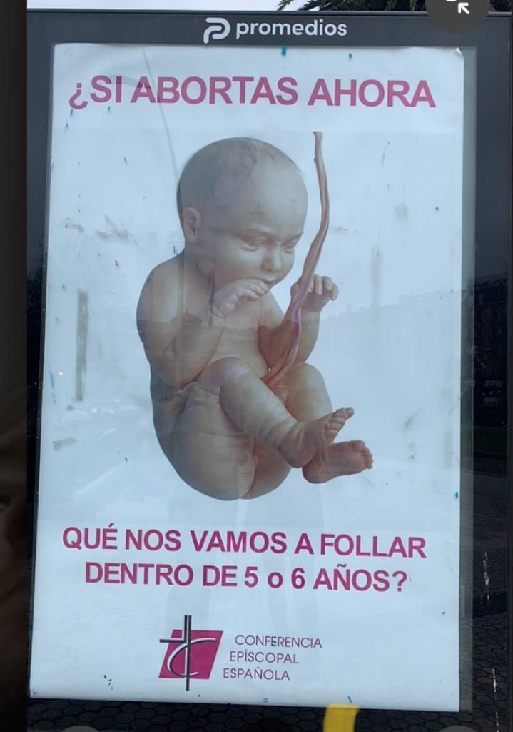 Cartel en el que se puede leer el ataque a la Conferencia Episcopal y que se ha visto en marquesinas de Donostia.