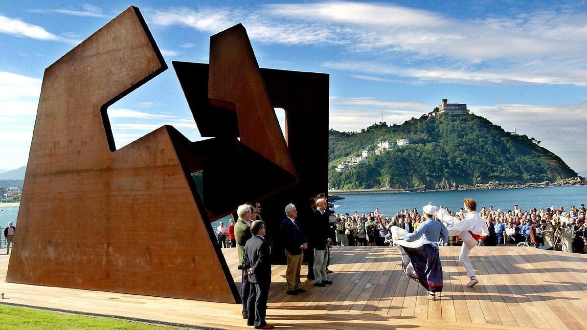 La escultura 'Construcción vacía', situada en Donostia.