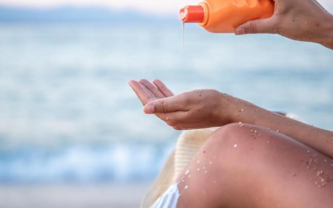 Mujer usando protector solar.