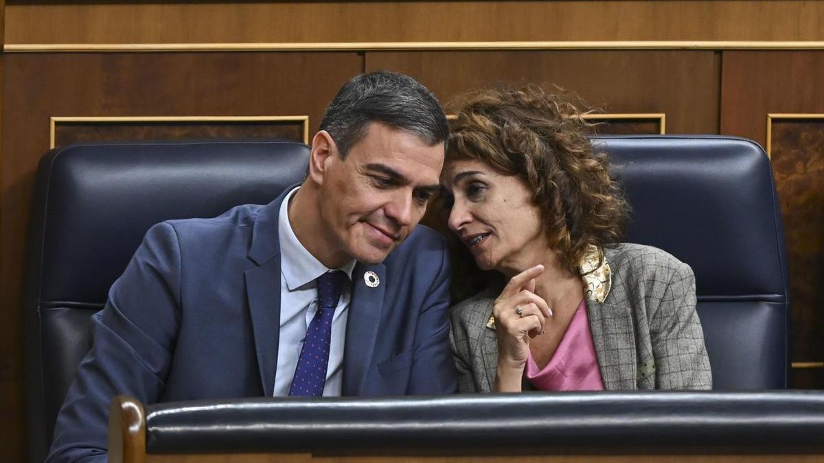 Pedro Sánchez y María Jesús Montero charlan durante el pleno del Congreso.