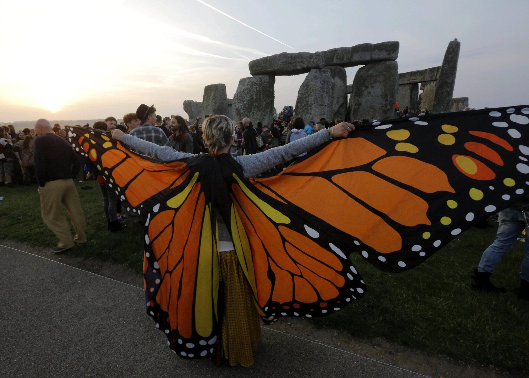 Numerosas personas acuden al monumento de Stonehenge.