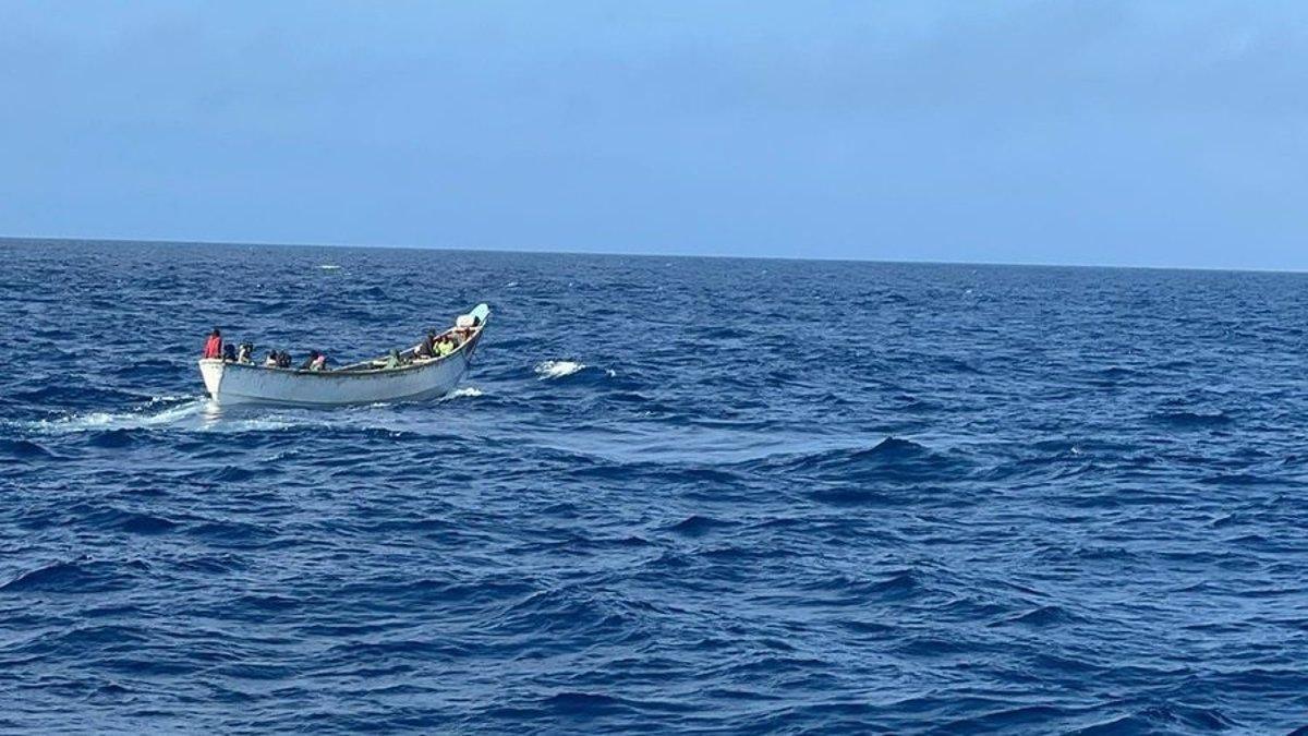 Una imagen de una embarcación con migrantes en aguas marroquíes