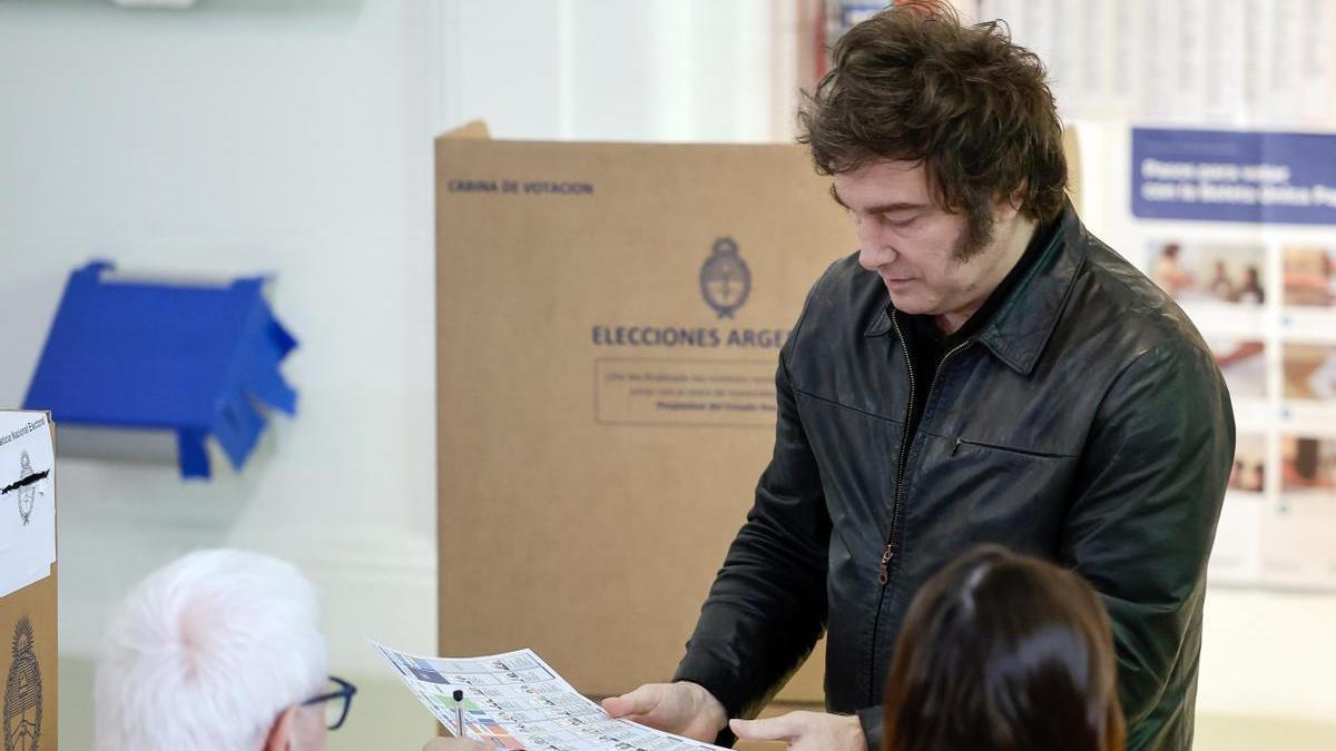 El presidente de Argentina, Javier Milei, vota en las elecciones legislativas.