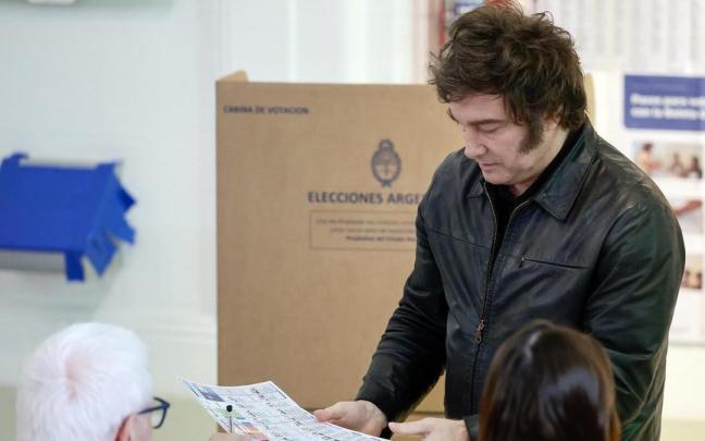 El presidente de Argentina, Javier Milei, vota en las elecciones legislativas que suponen el primer test electoral a nivel nacional para su Gobierno.