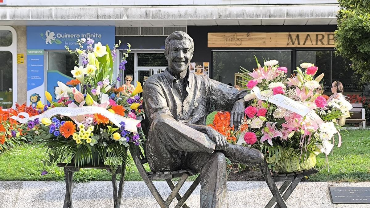 Estatua de Luis Mariano en Irun tras el homenaje