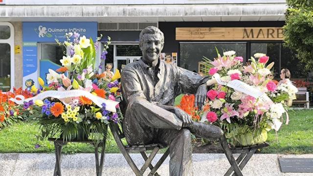 Estatua de Luis Mariano en Irun tras el homenaje