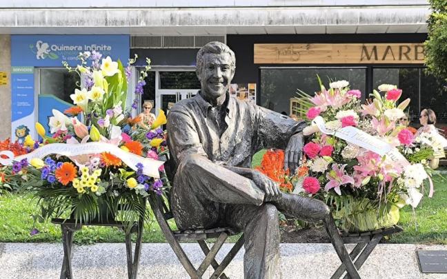 Estatua de Luis Mariano en Irun tras el homenaje