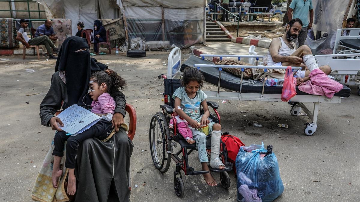 Traslado forzoso: Israel evacua a los palestinos atendidos en un hospital de Jan Yunis