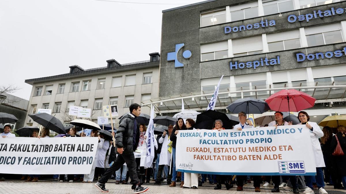 Concentración de los médicos que secundan la huelga.