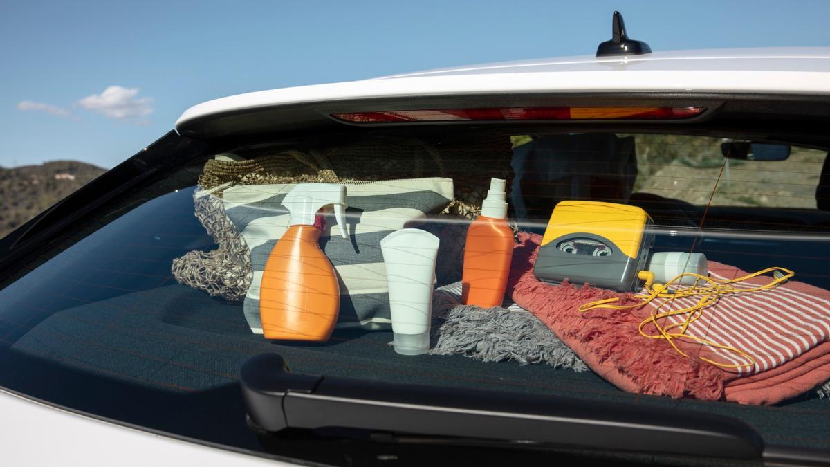 No se deben colocar objetos sobre la bandeja trasera.