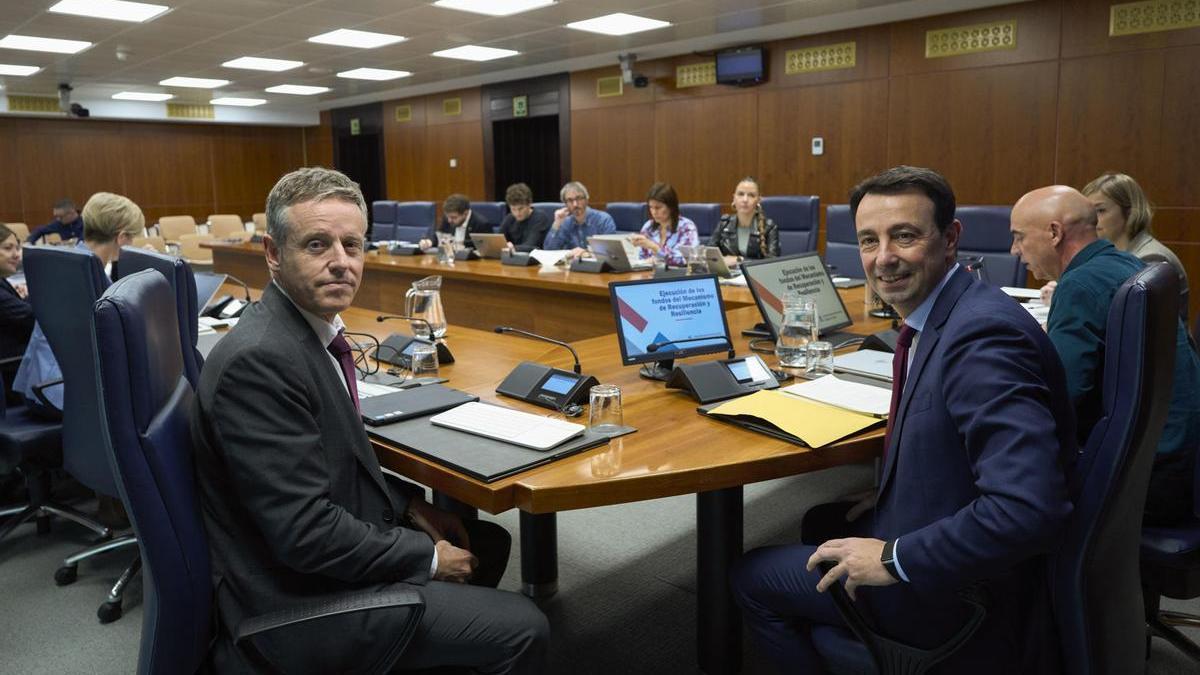 El viceconsejero de Economía del Gobierno vasco, Iñaki Ruiz, junto al vicelehendakari segundo y consejero de Economía, Mikel Torres.