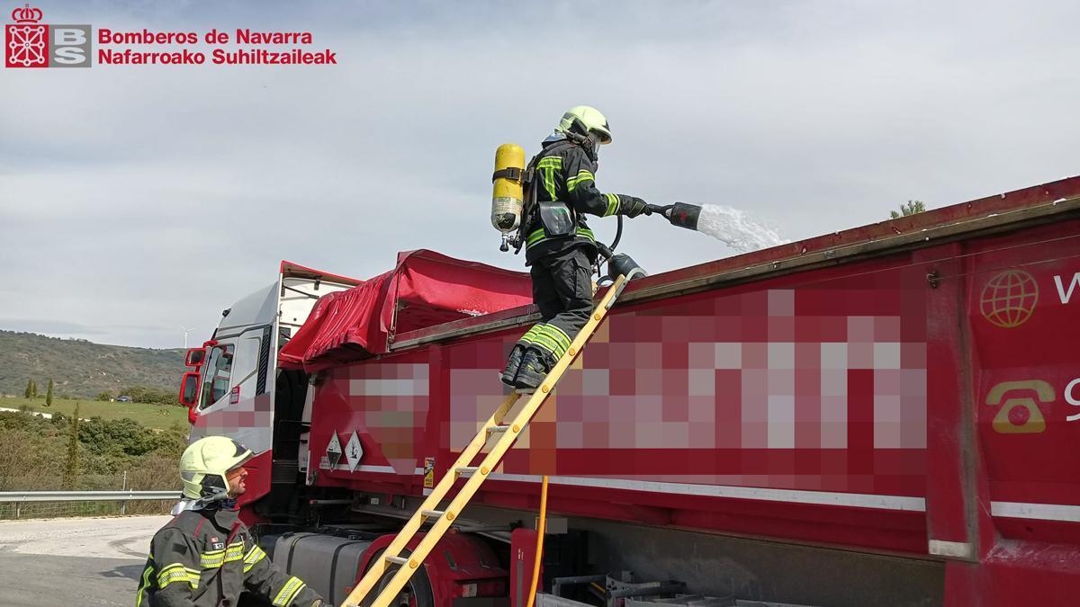 Los bomberos extinguen el fuego en el camión con baterías