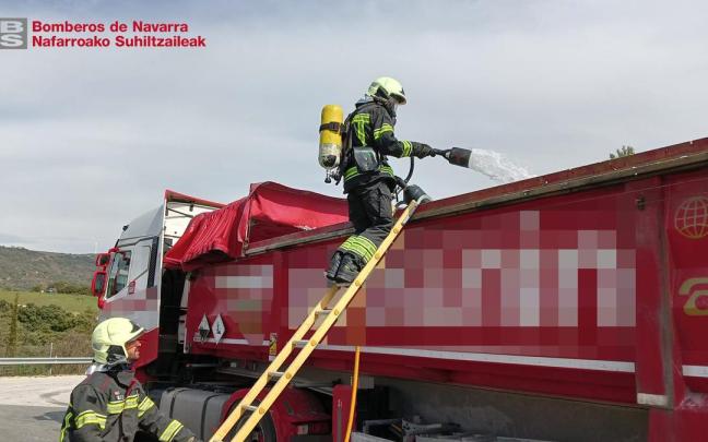 Los bomberos extinguen el fuego en el camión con baterías Los bomberos extinguen el fuego en el camión con baterías