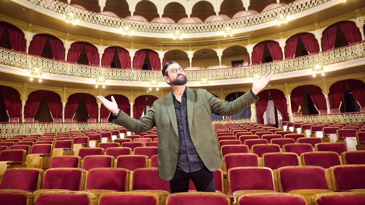 Manu Sánchez, en el patio de butacas del Gran Teatro Falla de Cádiz.
