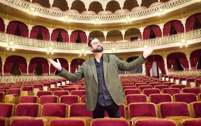 Manu Sánchez, en el patio de butacas del Gran Teatro Falla de Cádiz.