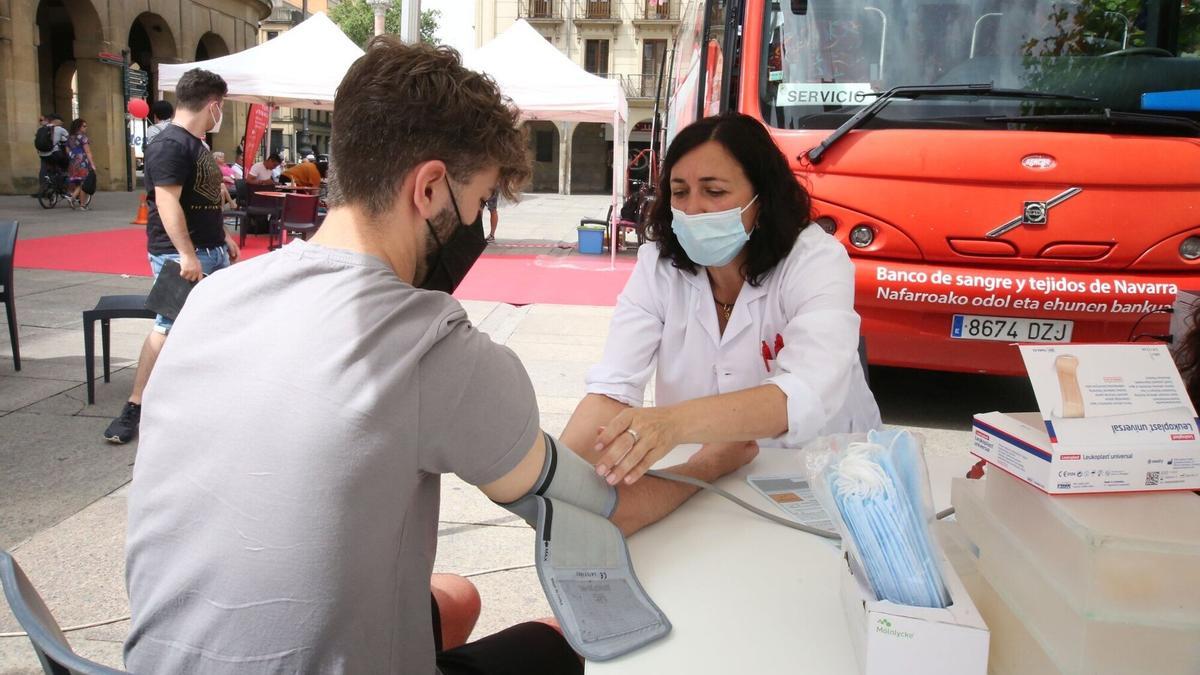 Un joven dona sangre en Pamplona.