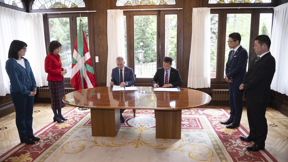 El lehendakari, Iñigo Urkullu, y el gobernador de la prefectura japonesa de Mie, Katsuyuki Ichimi, sellan su acuerdo.