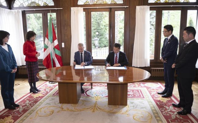 El lehendakari, Iñigo Urkullu, y el gobernador de la prefectura japonesa de Mie, Katsuyuki Ichimi, sellan su acuerdo.