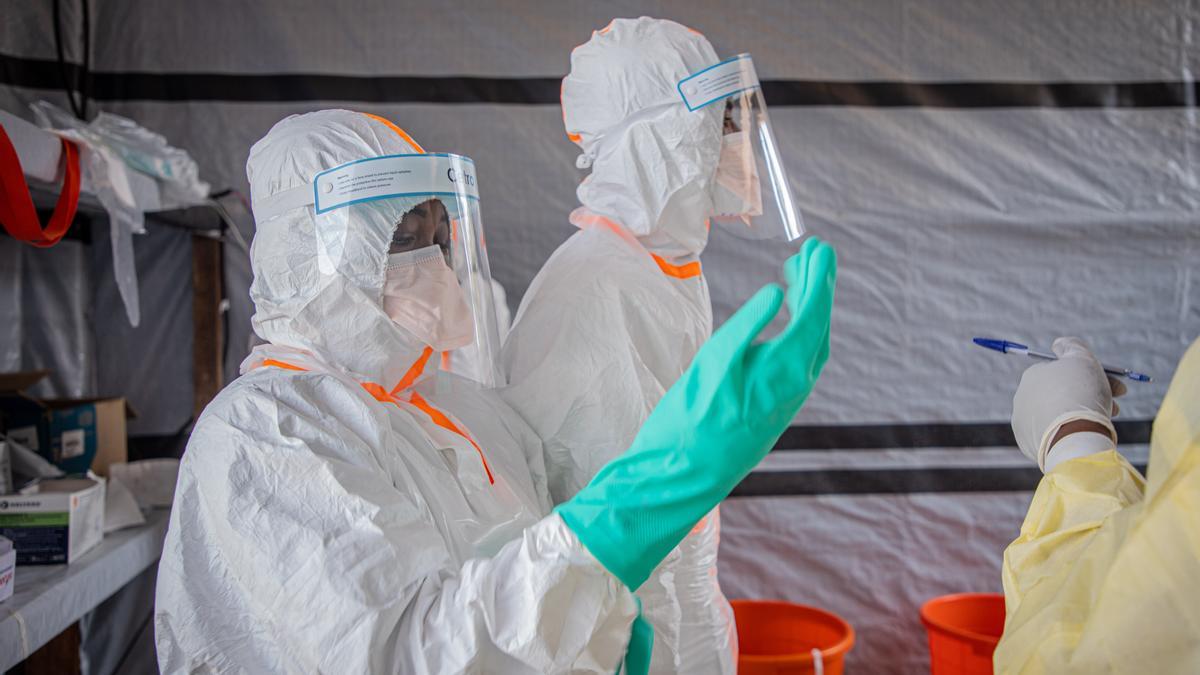 Médicos preparados para trabajar contra el ébola en un centro sanitario.