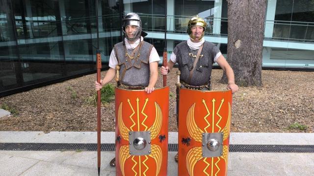 Dos soldados romanos delante del Museo Oiasso