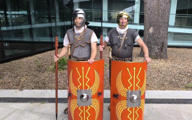 Dos soldados romanos delante del Museo Oiasso