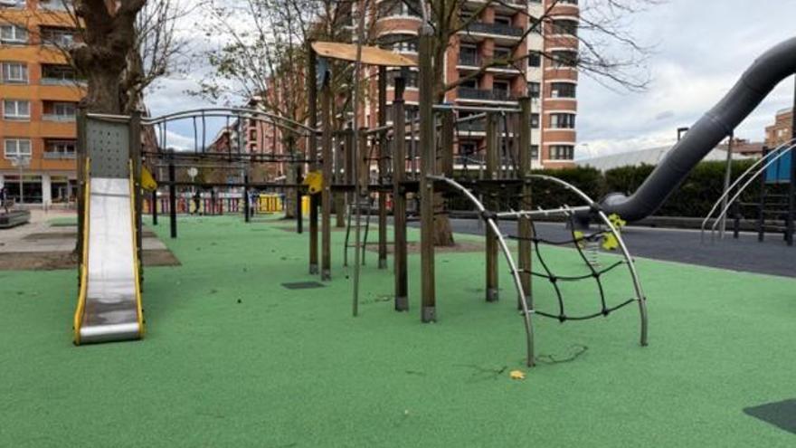 Imagen de los juegos infantiles con el suelo renovado