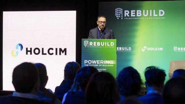 Denis Itxaso durante la presentacion de Eraiki Hub