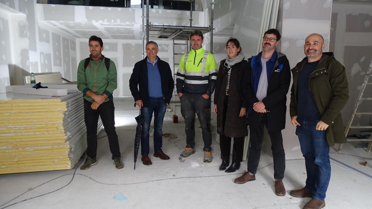 Ezenarro visitando las obras de la nueva quesería visitable de Ordizia.